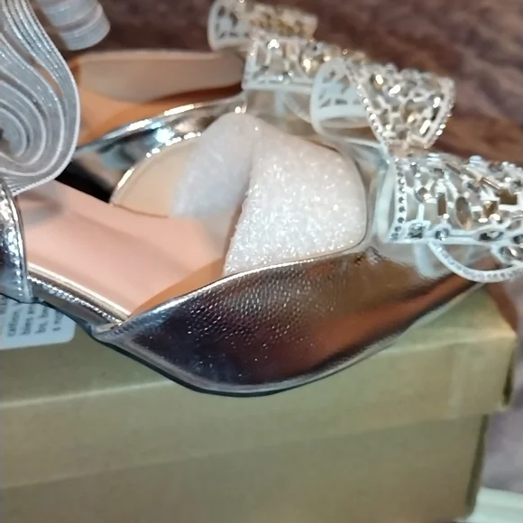 Elegant Silver Women's Shoes with Bow Detail - Picture 4 of 10